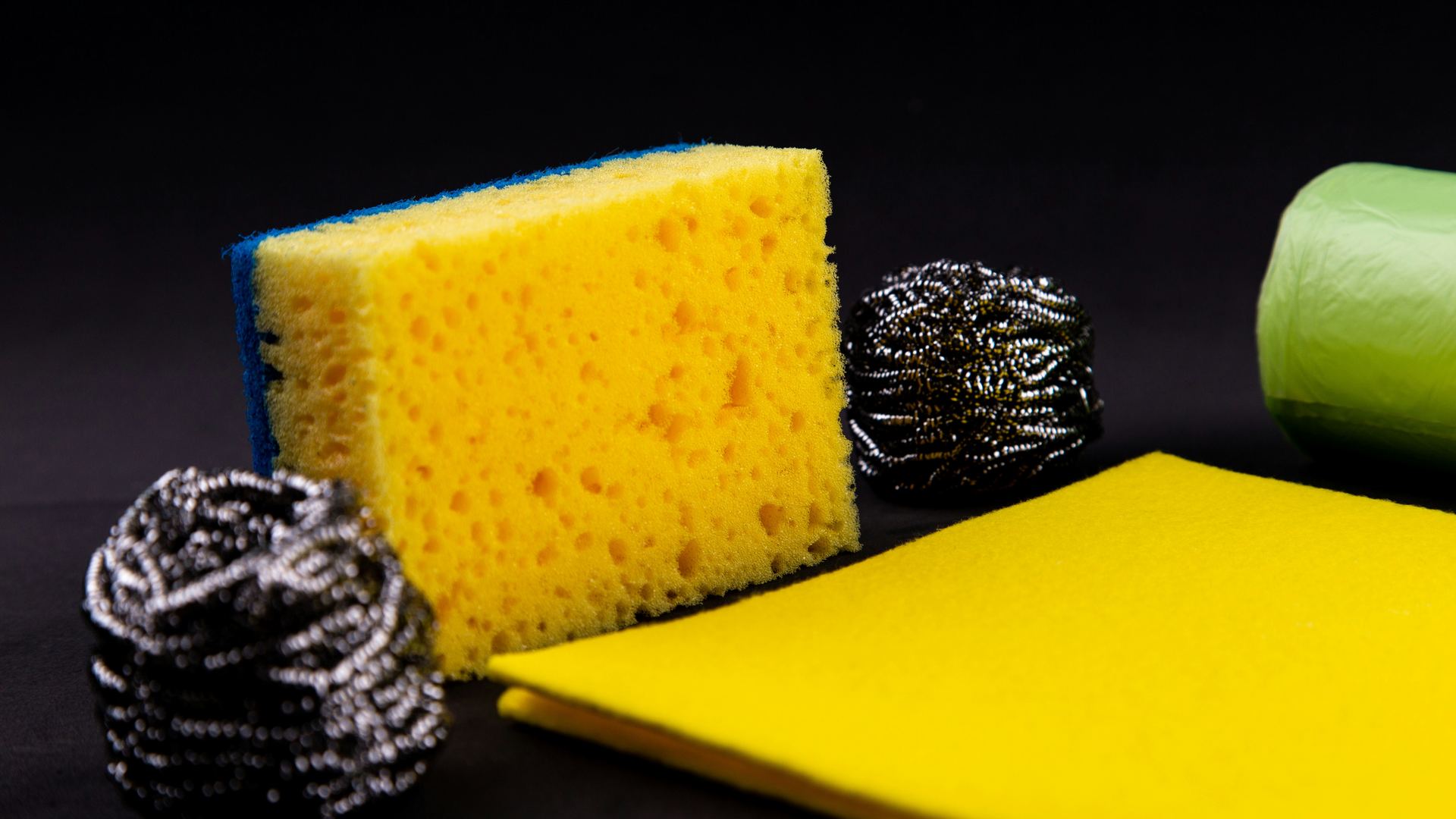 Sponges and cleaning cloths